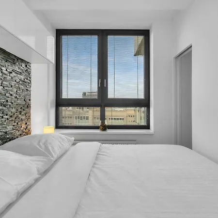 Bright With Parking & Balcony Апартаменты