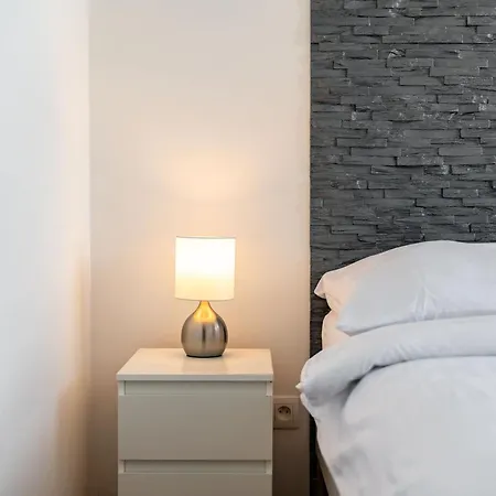 Bright With Parking & Balcony Апартаменты *