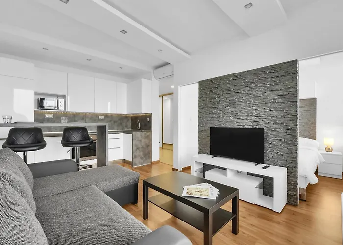 Bright With Parking & Balcony * Pressburg