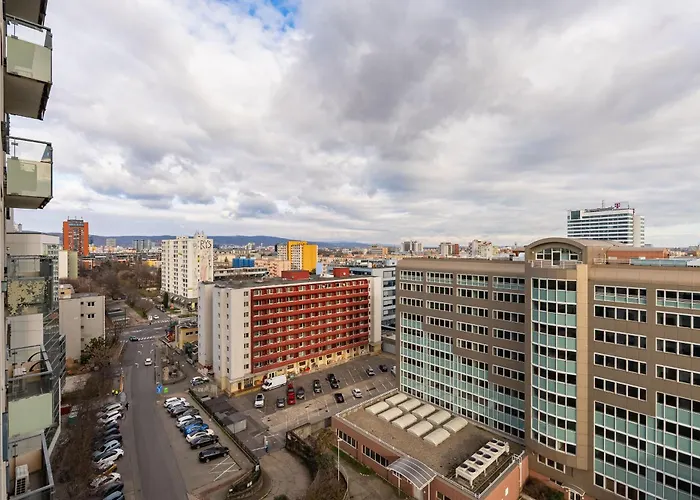 Bright With Parking & Balcony Apartament *