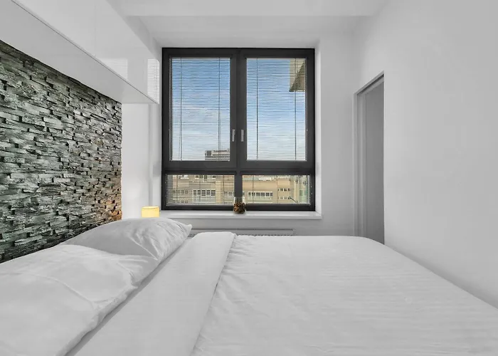 Bright With Parking & Balcony Apartmán