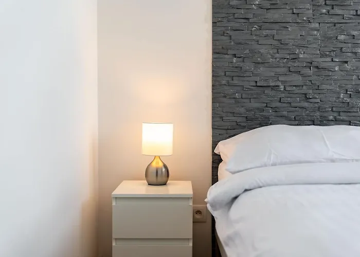 Bright With Parking & Balcony Apartmán *